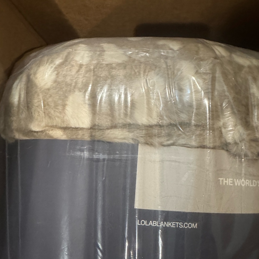 Lola Blankets/Plush Faux Fur Blanket/Throw/Size L/Tan/Cream/NEW! SEALED/NIB! - Picture 11 of 16